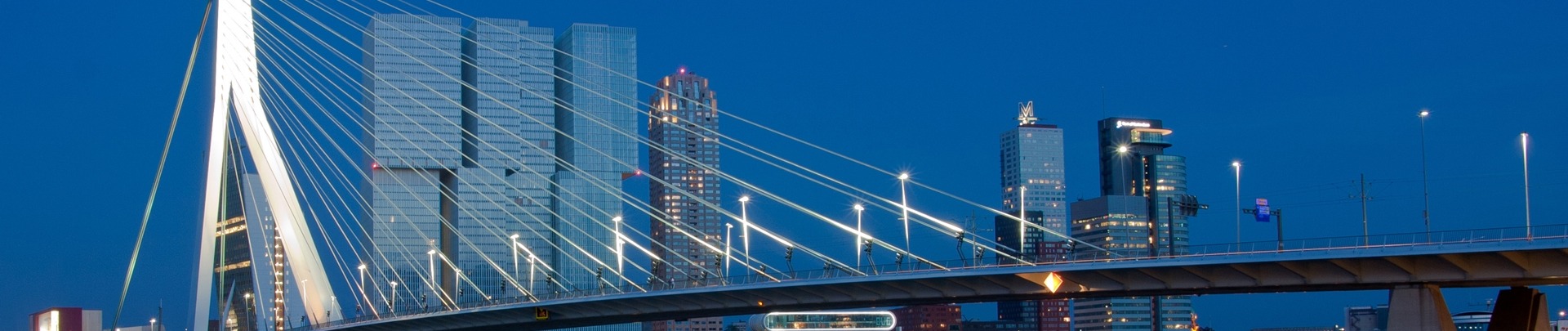 De Erasmusbrug in Rotterdam in het donker